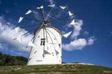 小豆島オリーブ公園５　ギリシャ風車　©cubic-tt[島空撮]